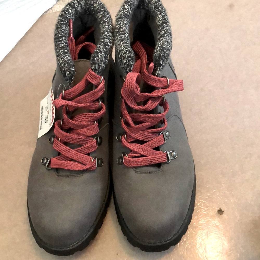 White Mountain boots. Sue 7 1/2.